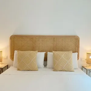 https://ele-apartments-granados.hotelsinnerja.org
